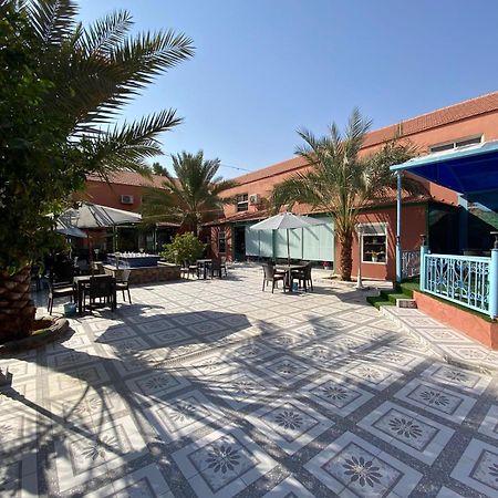 فندق ادوماتو Adomato Hotel Dawmat al-Jandal Екстер'єр фото