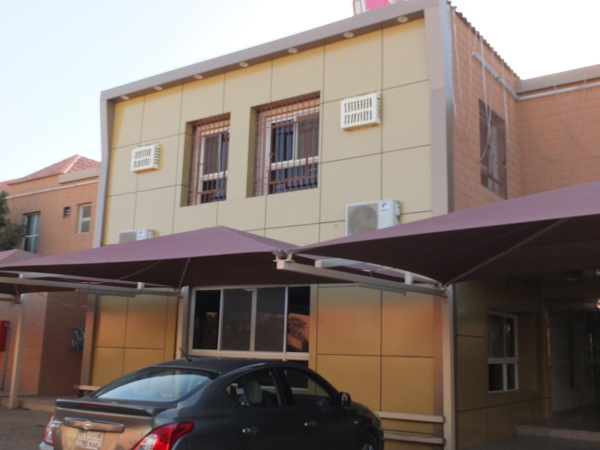 فندق ادوماتو Adomato Hotel Dawmat al-Jandal Екстер'єр фото